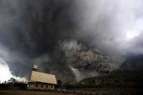 印尼火山剧烈喷发，2100余人紧急撤离